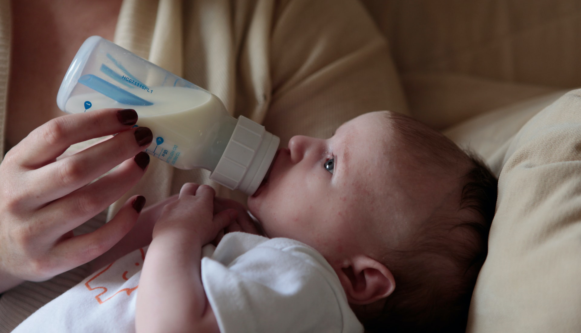 Mulheres expostas a marketing que promove o leite artificial abandonam mais o aleitamento