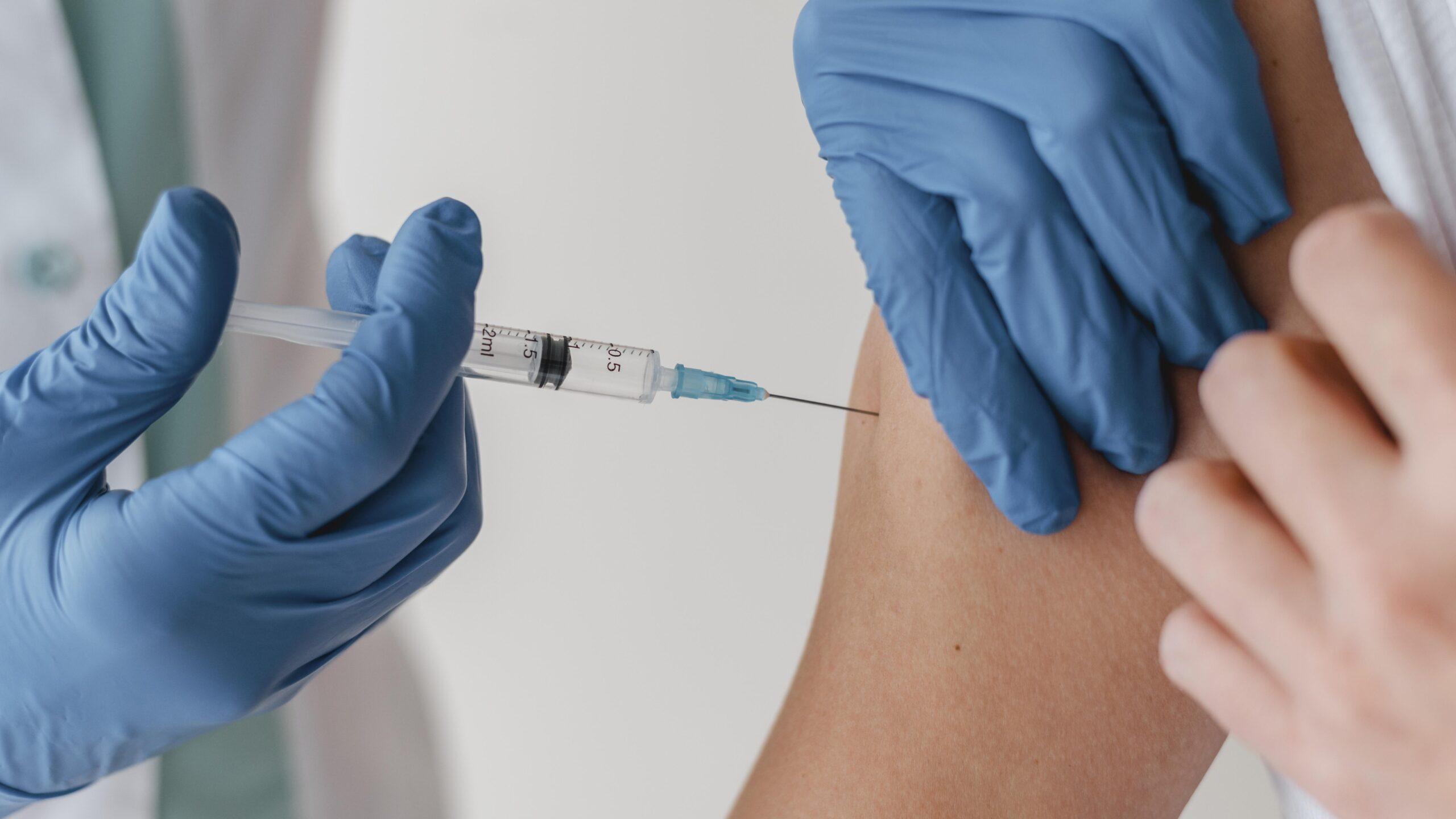 Estudo sugere que a toma de dose de reforço aumenta em mais de 70% a efetividade da vacina contra manifestação sintomática da COVID-19
